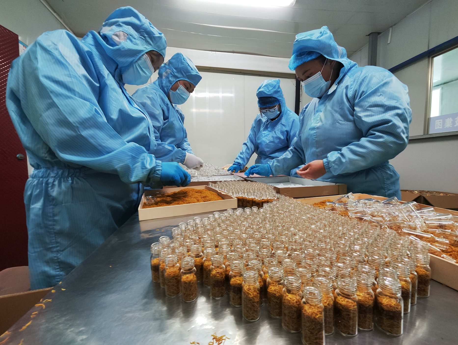 建立国内研发中心；2016年