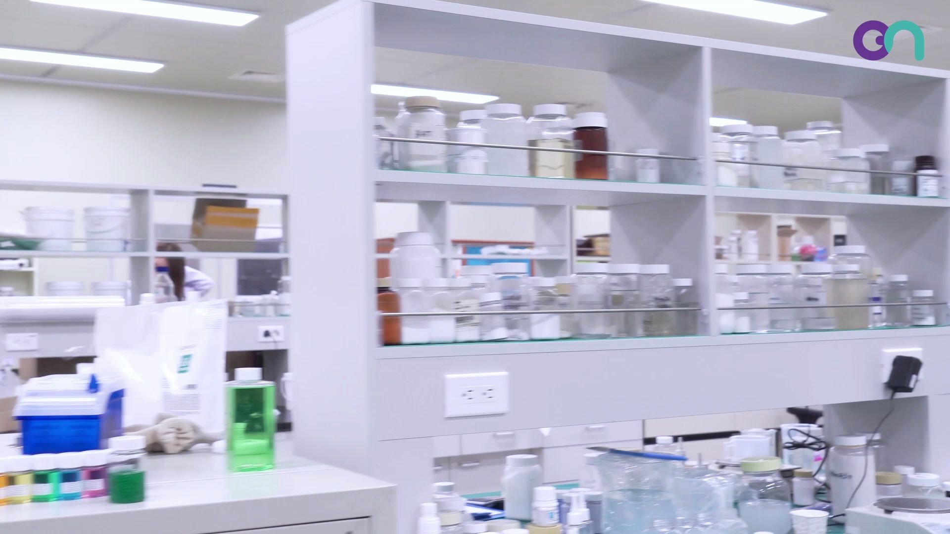 例如雅诗兰黛小棕瓶马年限定礼盒有定制创始人同款宴会厅餐具等限定买赠周边