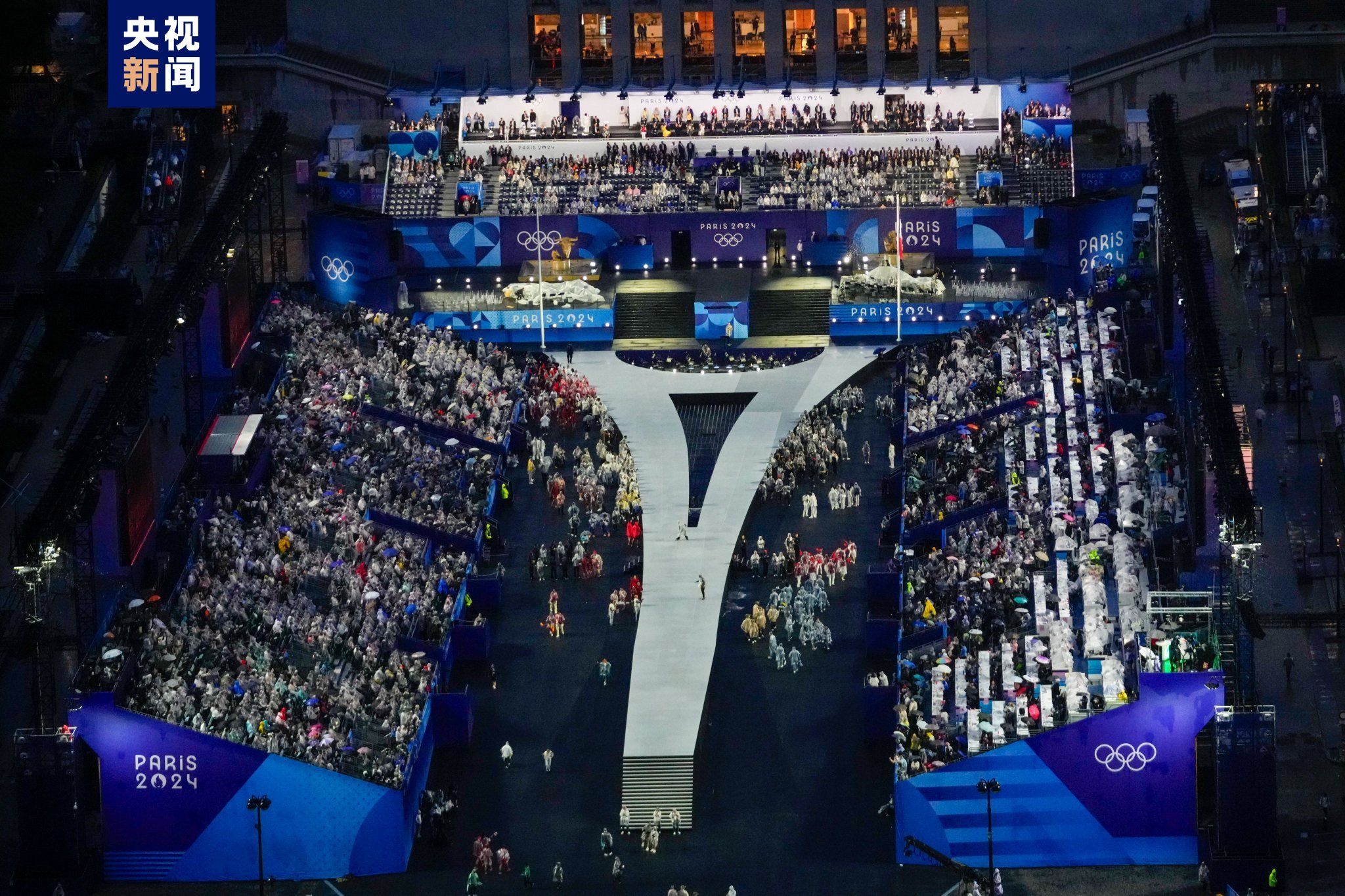 巴黎奥运会开幕式：灯光、声效与全息投影编织
