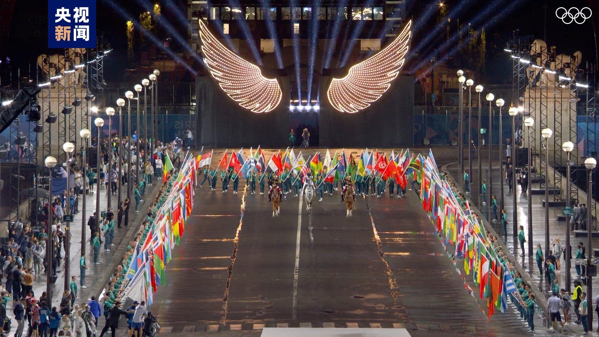 巴黎奥运会开幕式：灯光、声效与全息投影编织