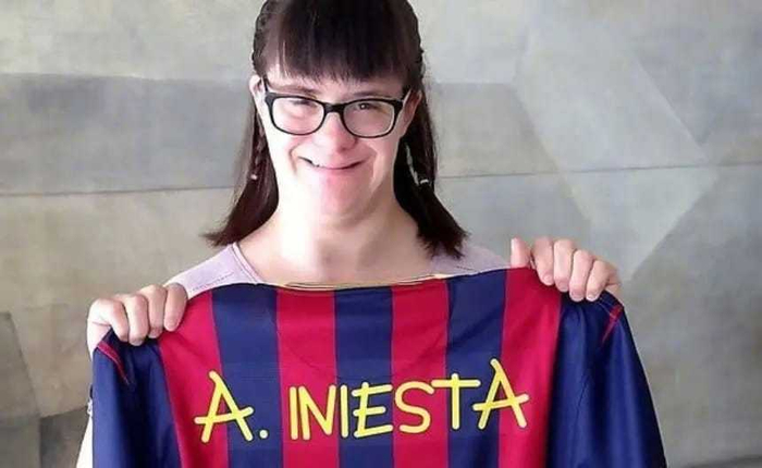 巴萨欧冠赛用唐氏艺术家字体致敬包容日