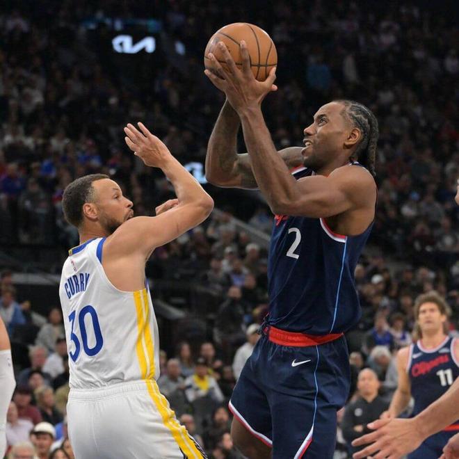 勇士13分逆转快船 詹姆斯缺席库里爆发助球队险