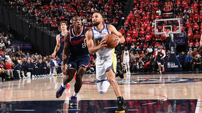 勇士13分逆转快船 詹姆斯缺席库里爆发助球队险