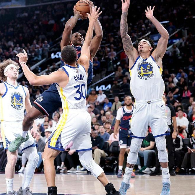 勇士13分逆转快船 詹姆斯缺席库里爆发助球队险