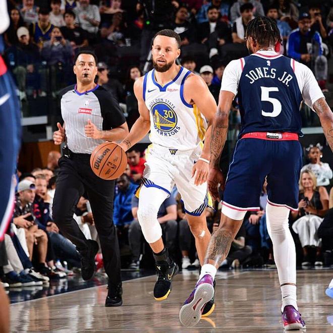 勇士13分逆转快船 詹姆斯缺席库里爆发助球队险