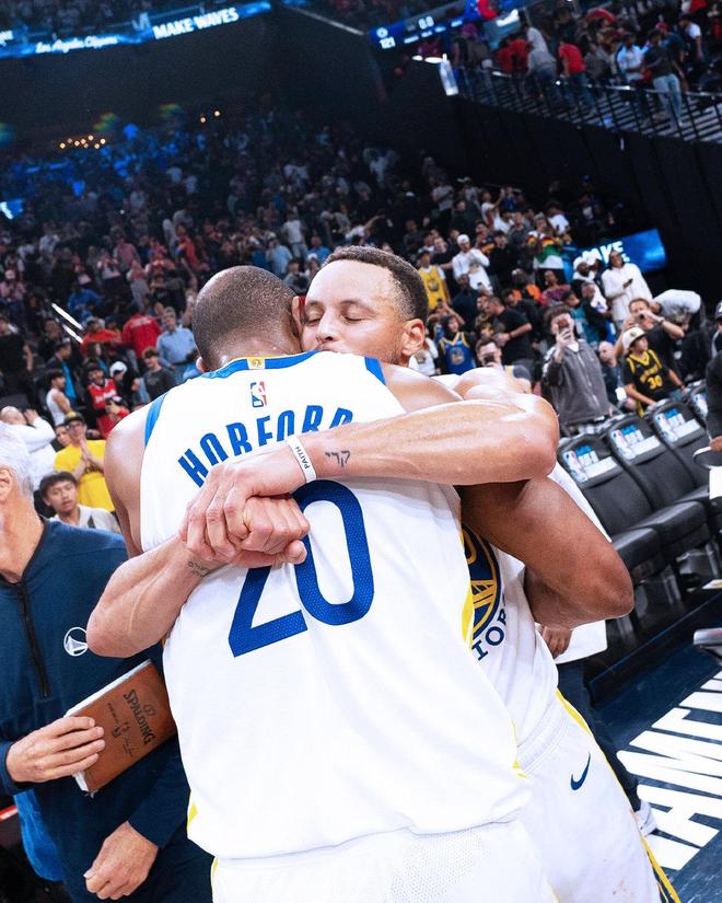 勇士13分逆转快船 詹姆斯缺席库里爆发助球队险