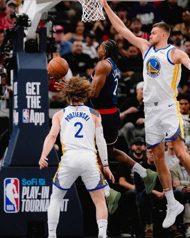 勇士13分逆转快船 詹姆斯缺席库里爆发助球队险