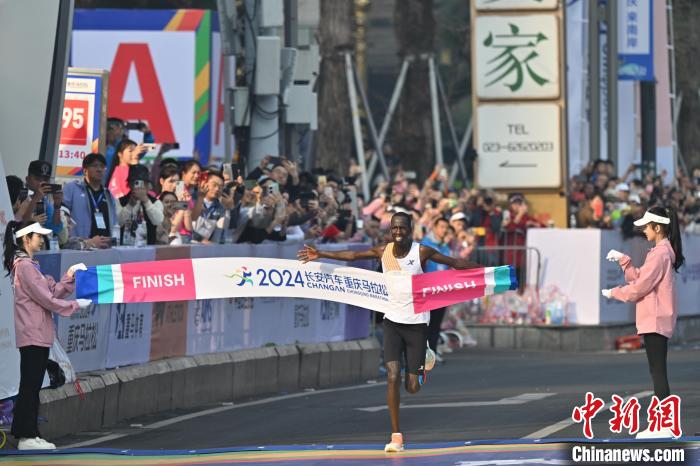 长安汽车重庆马拉松2024：男女选手双双打破赛会