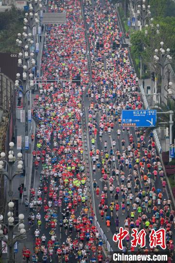 长安汽车重庆马拉松2024：男女选手双双打破赛会